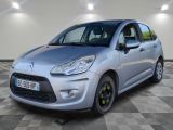 la petite voiture argentée est garée sur un sol en damier