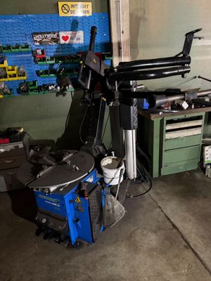 une photo d'un établi dans un garage, avec de nombreux outils