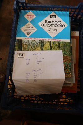 un panier rempli de livres et de papiers posé sur une table