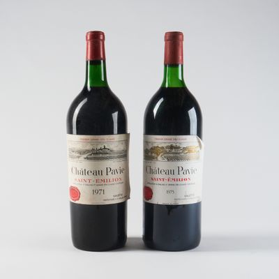 deux bouteilles de vin rouge posées l'une à côté de l'autre sur une surface blanche