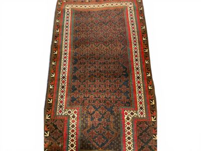 TURQUIE ? Beau tapis en laine et soie à fond noir et brun et…