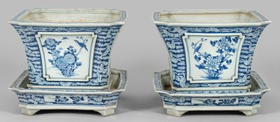 une paire de vases bleus et blancs ornés de fleurs et d'oiseaux
