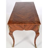 BUREAU PLAT LOUIS XV de forme mouvementée en placage de bois… (photo 4)