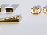 trois paires de boutons de manchette noirs et dorés, une paire de boutons de manchette noirs et dorés et une paire de boutons de manchette noirs et dorés