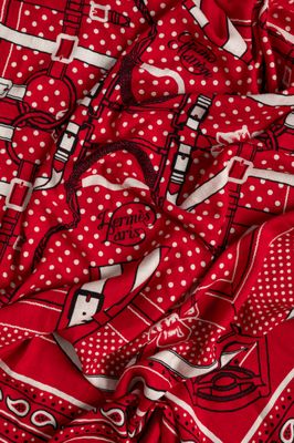 un gros plan sur une écharpe rouge à pois blancs
