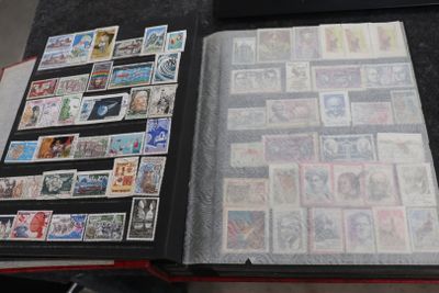 un livre qui contient beaucoup de timbres