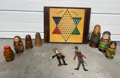 beaucoup de jouets en bois qui traînent par terre