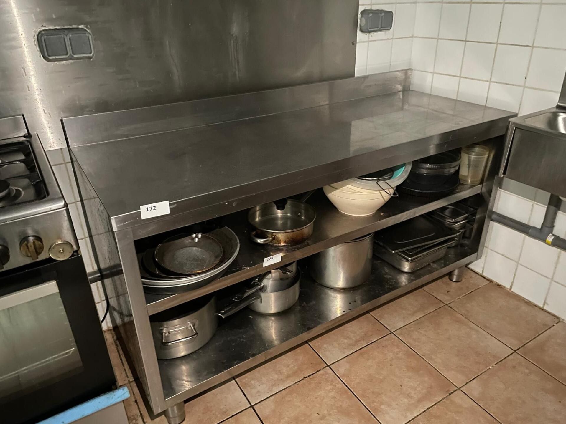 Importante table inox 2 étagères en partie basse avec dosser…