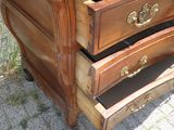 une table en bois munie de deux tiroirs