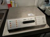 une machine posée sur un comptoir