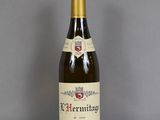 une bouteille de vin posée sur une table