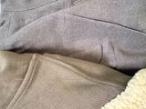 un chat allongé sur une couverture