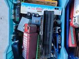 un bac bleu rempli de petits trains et d'autres jouets
