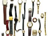 de nombreuses montres disposées côte à côte sur une surface blanche