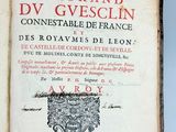 un livre ouvert dont la couverture est ornée d'une image de lion
