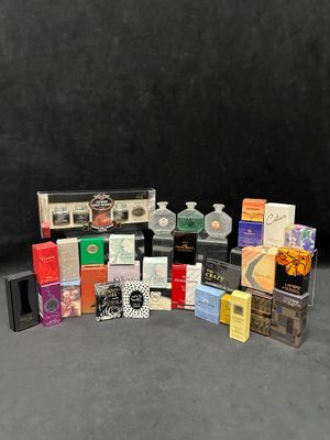 beaucoup de cigarettes différentes sur la table