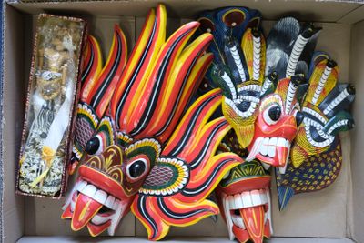 de nombreux masques colorés exposés dans une boîte en carton