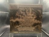 un gros plan d'une boîte de cartes à collectionner Pokémon posée sur une table