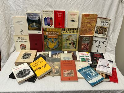 un grand nombre de livres posés sur une table