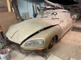 une vieille voiture en cours de réparation dans le garage