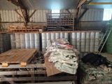 Plusieurs palettes de bois sont empilées dans un entrepôt