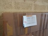 une pile de boîtes emballées dans du plastique