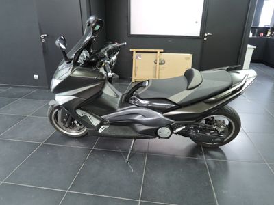 une photo d'une moto garée dans un showroom