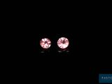 une paire de boucles d'oreilles en diamant rose sur fond noir