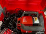 une boîte à outils rouge avec des outils sur le sol