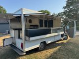 une photo d'un food truck garé dans l'herbe