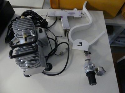 une photo d'un moteur de moto posé sur une table