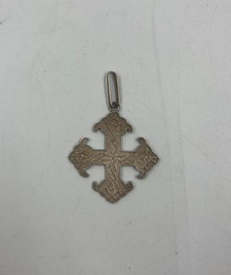 l'image d'une croix argentée sur un fond blanc