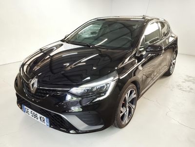 La voiture noire est garée dans une pièce blanche au sol blanc.