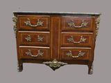 une commode en bois avec un plateau en marbre