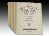 Quatre exemplaires du « Livre de Bon Bon » sont empilés les uns sur les autres