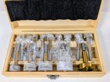 une caisse en bois ouverte contenant de nombreuses bouteilles en verre