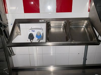 un évier composé de deux cuves dans une cuisine