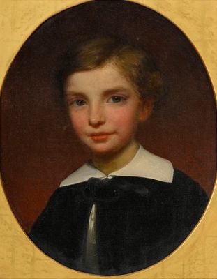 portrait d'un jeune garçon vêtu d'une robe noire et d'une chemise à col blanc