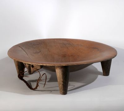 une photo d'un bol en bois posé sur une table en bois