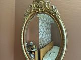 un miroir accroché au mur au-dessus d'un lit dans une chambre