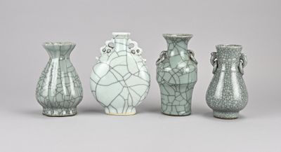 trois vases sont posés les uns à côté des autres sur une surface grise