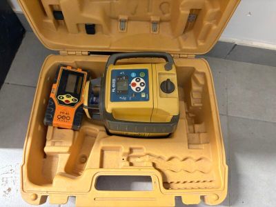 un étui jaune contenant un niveau laser jaune et noir