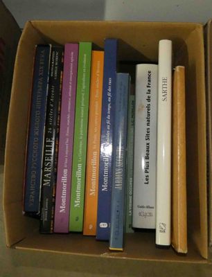 une boîte pleine de livres posée sur une table