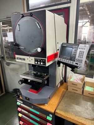 une machine posée sur une table dans une pièce