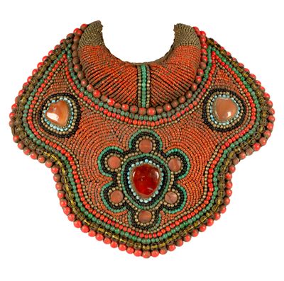 un collier de perles orange orné d'une pierre rouge au centre