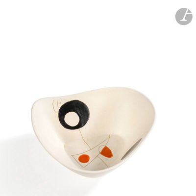 un bol blanc orné d'un visage noir et orange