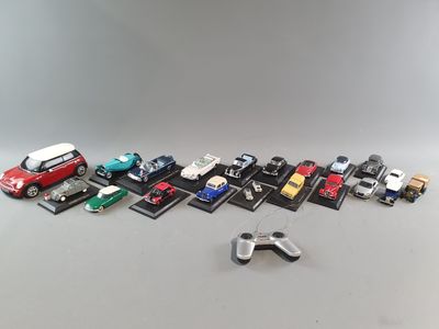 un grand nombre de petites voitures posées sur une table