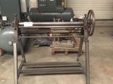 une machine qui se trouve dans un garage, à côté d'autres machines