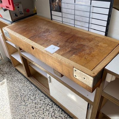 une table en bois avec des tiroirs, dans une pièce