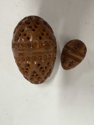 deux objets décoratifs posés sur une surface blanche